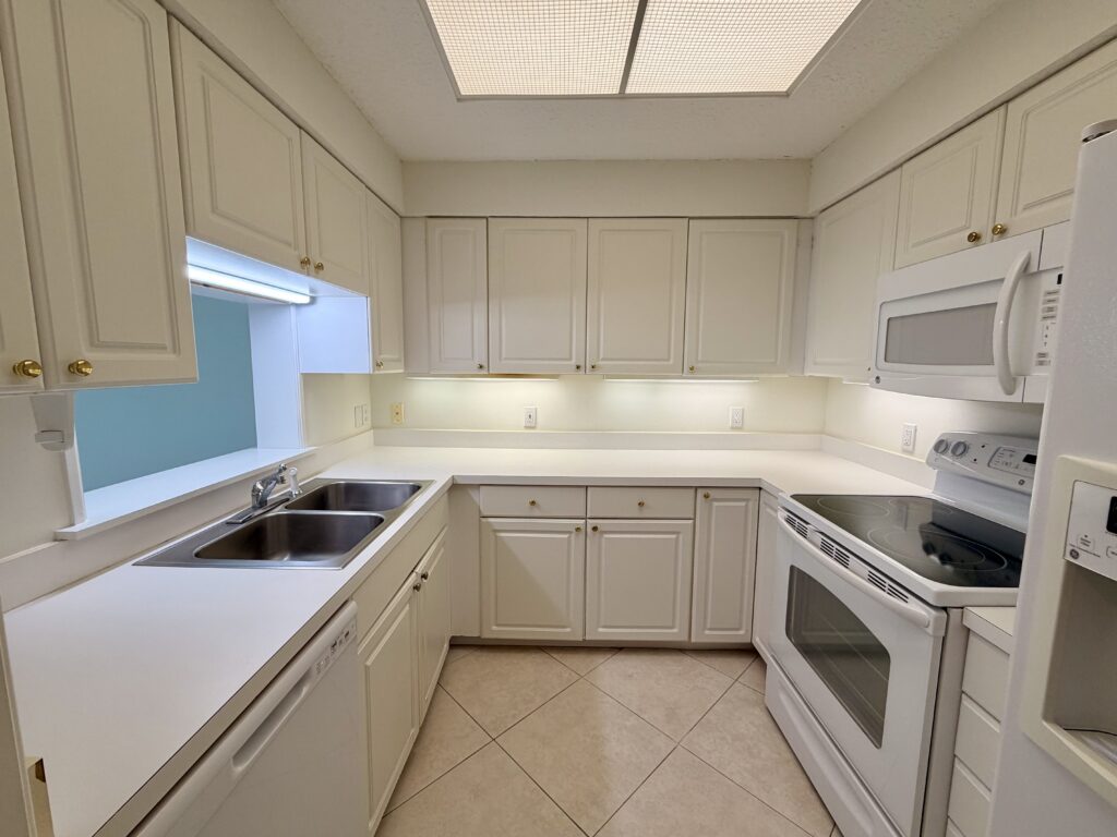 703, Beachwalk photo 3